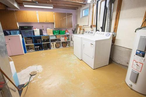 14 Lansdowne Ave, Pinawa, MB - Indoor Photo Showing Laundry Room