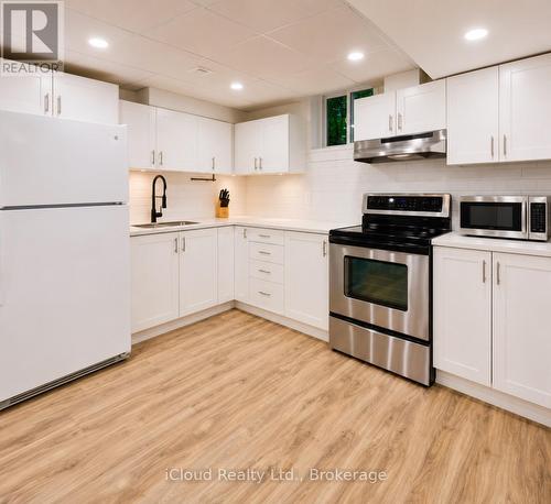 3093 Mcdowell Drive, Mississauga, ON - Indoor Photo Showing Kitchen
