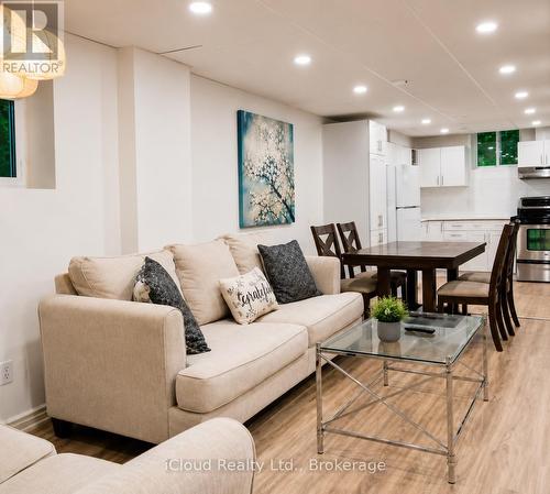 3093 Mcdowell Drive, Mississauga, ON - Indoor Photo Showing Living Room