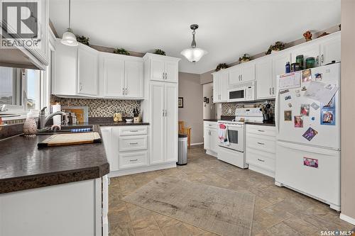 1331 Athabasca Street W, Moose Jaw, SK - Indoor Photo Showing Kitchen With Double Sink