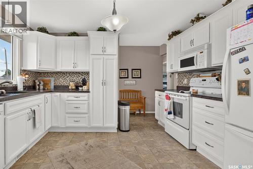 1331 Athabasca Street W, Moose Jaw, SK - Indoor Photo Showing Kitchen