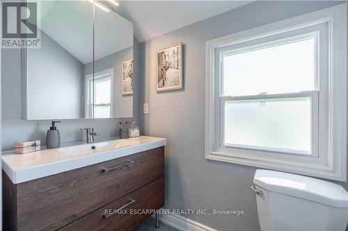 195 Wood Street E, Hamilton, ON - Indoor Photo Showing Bathroom