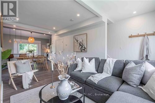 195 Wood Street E, Hamilton, ON - Indoor Photo Showing Living Room