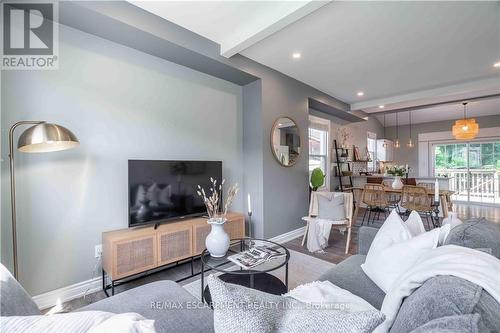 195 Wood Street E, Hamilton, ON - Indoor Photo Showing Living Room