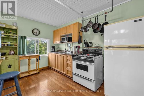 Propane fridge - 730 Mervin Line, Cavan Monaghan (Cavan-Monaghan), ON - Indoor Photo Showing Kitchen