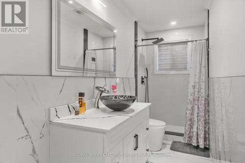 99 Benjamin Drive, Vaughan, ON - Indoor Photo Showing Bathroom