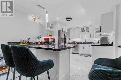 99 Benjamin Drive, Vaughan, ON - Indoor Photo Showing Kitchen With Upgraded Kitchen