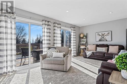 9793 Dickenson Road W, Hamilton, ON - Indoor Photo Showing Living Room