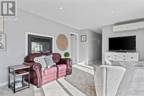 9793 Dickenson Road W, Hamilton, ON - Indoor Photo Showing Living Room