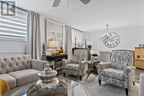 9793 Dickenson Road W, Hamilton, ON - Indoor Photo Showing Living Room