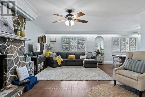 9793 Dickenson Road W, Hamilton, ON - Indoor Photo Showing Living Room