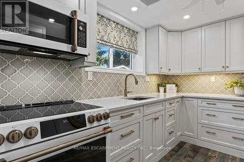 9793 Dickenson Road W, Hamilton, ON - Indoor Photo Showing Kitchen With Upgraded Kitchen