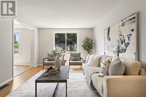 2179 Erinbrook Crescent, Ottawa, ON - Indoor Photo Showing Living Room