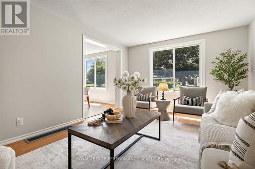 2179 Erinbrook Crescent, Ottawa, ON - Indoor Photo Showing Living Room