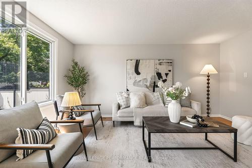 2179 Erinbrook Crescent, Ottawa, ON - Indoor Photo Showing Living Room