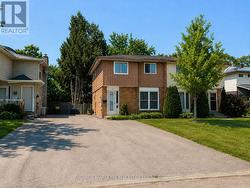 11 CHAUCER CRESCENT Barrie, ON L4N 4T8