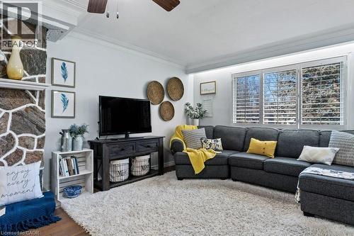 9793 Dickenson Road W, Hamilton, ON - Indoor Photo Showing Living Room
