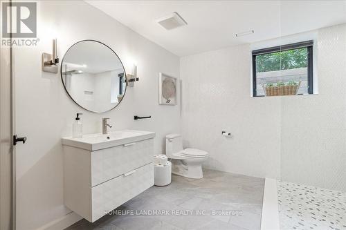 114 Reding Road, Hamilton, ON - Indoor Photo Showing Bathroom