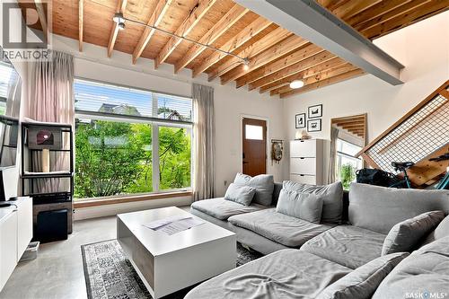 319 D Avenue S, Saskatoon, SK - Indoor Photo Showing Living Room