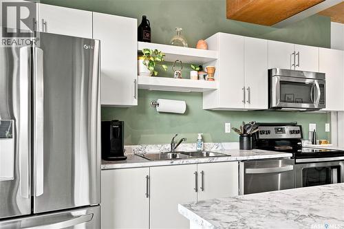 319 D Avenue S, Saskatoon, SK - Indoor Photo Showing Kitchen With Double Sink With Upgraded Kitchen