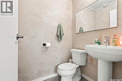 319 D Avenue S, Saskatoon, SK - Indoor Photo Showing Bathroom