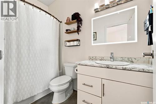 319 D Avenue S, Saskatoon, SK - Indoor Photo Showing Bathroom