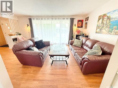 715 Brimacombe Drive, Weyburn, SK - Indoor Photo Showing Living Room