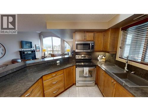 205 Third Avenue Unit# 1403, Invermere, BC - Indoor Photo Showing Kitchen