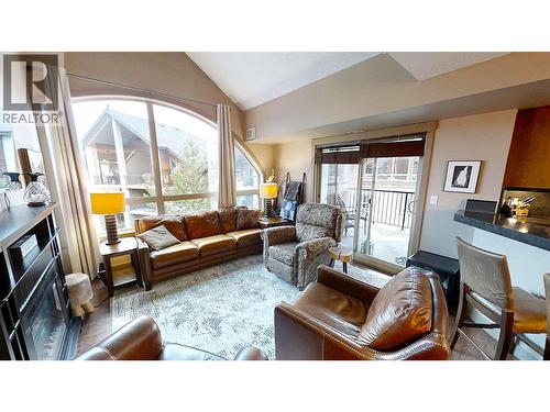 205 Third Avenue Unit# 1403, Invermere, BC - Indoor Photo Showing Living Room