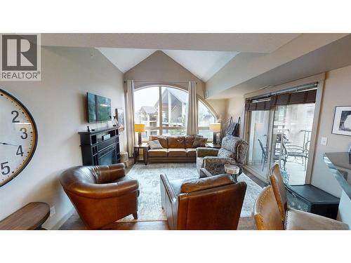 205 Third Avenue Unit# 1403, Invermere, BC - Indoor Photo Showing Living Room