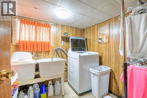 1233 Lincoln, Windsor, ON - Indoor Photo Showing Laundry Room