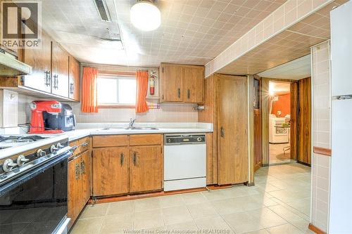 1233 Lincoln, Windsor, ON - Indoor Photo Showing Kitchen With Double Sink