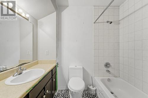 6 John Place, Waterloo, ON - Indoor Photo Showing Bathroom