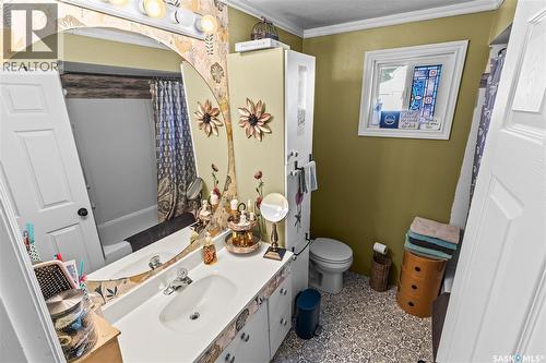 931 4Th Street E, Prince Albert, SK - Indoor Photo Showing Bathroom