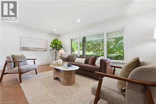 571 Leonard Court, Burlington, ON - Indoor Photo Showing Living Room