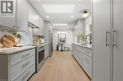 571 Leonard Court, Burlington, ON - Indoor Photo Showing Kitchen With Upgraded Kitchen