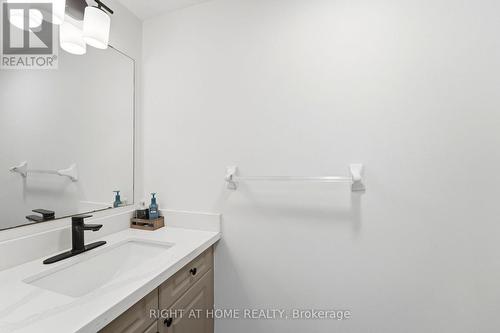65 Wellington South, Cambridge, ON - Indoor Photo Showing Bathroom