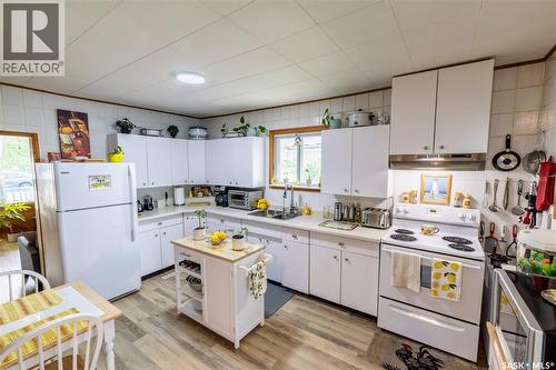 405 Saskatchewan Street, Central Butte, SK - Indoor Photo Showing Kitchen