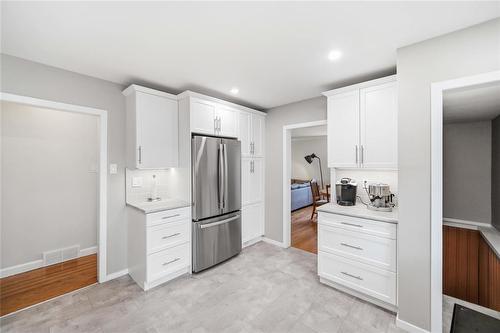 40 Echo Bay, Winnipeg, MB - Indoor Photo Showing Kitchen
