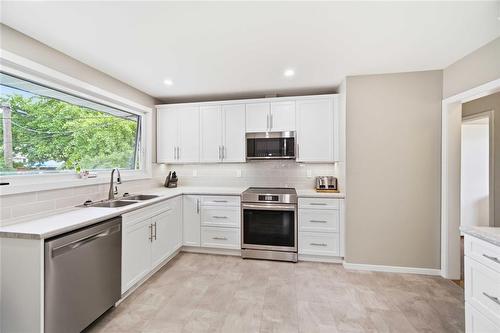 40 Echo Bay, Winnipeg, MB - Indoor Photo Showing Kitchen With Double Sink