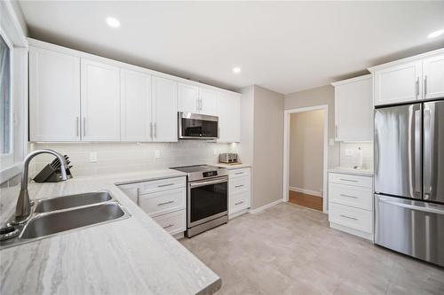 40 Echo Bay, Winnipeg, MB - Indoor Photo Showing Kitchen With Double Sink With Upgraded Kitchen