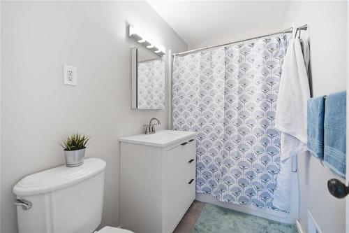 40 Echo Bay, Winnipeg, MB - Indoor Photo Showing Bathroom