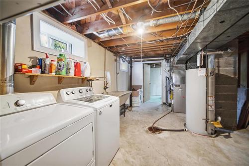 40 Echo Bay, Winnipeg, MB - Indoor Photo Showing Laundry Room