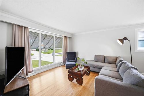 40 Echo Bay, Winnipeg, MB - Indoor Photo Showing Living Room