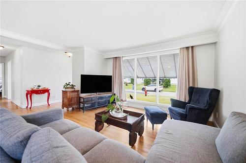 40 Echo Bay, Winnipeg, MB - Indoor Photo Showing Living Room