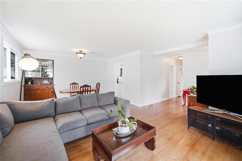 40 Echo Bay, Winnipeg, MB - Indoor Photo Showing Living Room