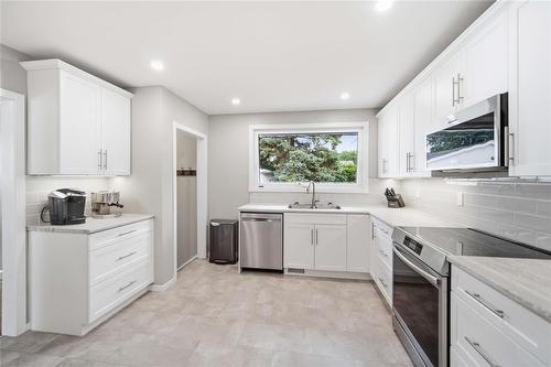 40 Echo Bay, Winnipeg, MB - Indoor Photo Showing Kitchen With Double Sink With Upgraded Kitchen