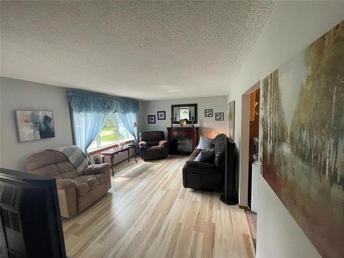 108 Allan Street, Oakburn, MB - Indoor Photo Showing Living Room