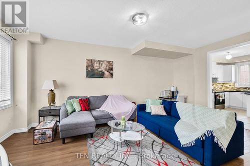 2 Shiff Crescent, Brampton, ON - Indoor Photo Showing Living Room