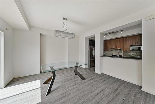 208 Bellflower Rd, Winnipeg, MB - Indoor Photo Showing Kitchen